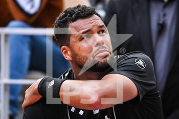 2022-05-24 - Jo-Wilfried TSONGA of France holds his shoulder following an injury during the Day three of Roland-Garros 2022, French Open 2022, Grand Slam tennis tournament on May 24, 2022 at Roland-Garros stadium in Paris, France - ROLAND-GARROS 2022, FRENCH OPEN 2022, GRAND SLAM TENNIS TOURNAMENT - INTERNATIONALS - TENNIS