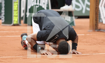 2022-05-24 - Jo-Wilfried Tsonga of France salutes the supporters after his last match of his career against Casper Ruud of Norway on day 3 of the French Open 2022, a tennis Grand Slam tournament on May 24, 2022 at Roland-Garros stadium in Paris, France - ROLAND-GARROS 2022, FRENCH OPEN 2022, GRAND SLAM TENNIS TOURNAMENT - INTERNATIONALS - TENNIS