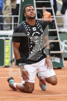 2022-05-24 - Jo-Wilfried Tsonga of France salutes the supporters after his last match of his career against Casper Ruud of Norway on day 3 of the French Open 2022, a tennis Grand Slam tournament on May 24, 2022 at Roland-Garros stadium in Paris, France - ROLAND-GARROS 2022, FRENCH OPEN 2022, GRAND SLAM TENNIS TOURNAMENT - INTERNATIONALS - TENNIS