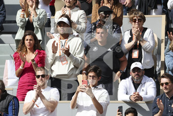 2022-05-24 - Noura Tsonga, wife of Jo-Wilfried Tsonga of France, his brother Enzo Tsonga, his coach Thierry Ascione (sitting), above his parents Didier Tsonga and Evelyne Tsonga during day 3 of the French Open 2022, a tennis Grand Slam tournament on May 24, 2022 at Roland-Garros stadium in Paris, France - ROLAND-GARROS 2022, FRENCH OPEN 2022, GRAND SLAM TENNIS TOURNAMENT - INTERNATIONALS - TENNIS