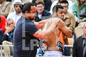 2022-05-24 - Jo-Wilfried TSONGA of France receives medical treatment during the Day three of Roland-Garros 2022, French Open 2022, Grand Slam tennis tournament on May 24, 2022 at Roland-Garros stadium in Paris, France - ROLAND-GARROS 2022, FRENCH OPEN 2022, GRAND SLAM TENNIS TOURNAMENT - INTERNATIONALS - TENNIS