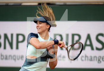 2022-05-24 - Paula Badosa of Spain in action against Fiona Ferro of France during the first round of the Roland-Garros 2022, Grand Slam tennis tournament on May 24, 2022 at Roland-Garros stadium in Paris, France - ROLAND-GARROS 2022, FRENCH OPEN 2022, GRAND SLAM TENNIS TOURNAMENT - INTERNATIONALS - TENNIS