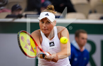 2022-05-24 - Nastasja Schunk of Germany in action against Simona Halep of Romania during the first round of the Roland-Garros 2022, Grand Slam tennis tournament on May 24, 2022 at Roland-Garros stadium in Paris, France - ROLAND-GARROS 2022, FRENCH OPEN 2022, GRAND SLAM TENNIS TOURNAMENT - INTERNATIONALS - TENNIS