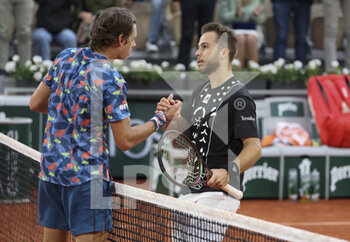 2022-05-24 - Hugo Gaston of France shakes hands with Alex De Minaur of Australia (left) after his first round victory during day 3 of the French Open 2022, a tennis Grand Slam tournament on May 24, 2022 at Roland-Garros stadium in Paris, France - ROLAND-GARROS 2022, FRENCH OPEN 2022, GRAND SLAM TENNIS TOURNAMENT - INTERNATIONALS - TENNIS