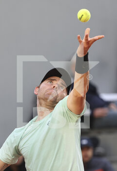 2022-05-24 - Bjorn Fratangelo of USA during day 3 of the French Open 2022, a tennis Grand Slam tournament on May 24, 2022 at Roland-Garros stadium in Paris, France - ROLAND-GARROS 2022, FRENCH OPEN 2022, GRAND SLAM TENNIS TOURNAMENT - INTERNATIONALS - TENNIS