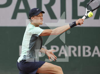 2022-05-24 - Jannik Sinner of Italy during day 3 of the French Open 2022, a tennis Grand Slam tournament on May 24, 2022 at Roland-Garros stadium in Paris, France - ROLAND-GARROS 2022, FRENCH OPEN 2022, GRAND SLAM TENNIS TOURNAMENT - INTERNATIONALS - TENNIS