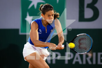 2022-05-24 - Chloe Paquet of France in action against Aryna Sabalenka of Belarus during the first round of the Roland-Garros 2022, Grand Slam tennis tournament on May 24, 2022 at Roland-Garros stadium in Paris, France - ROLAND-GARROS 2022, FRENCH OPEN 2022, GRAND SLAM TENNIS TOURNAMENT - INTERNATIONALS - TENNIS