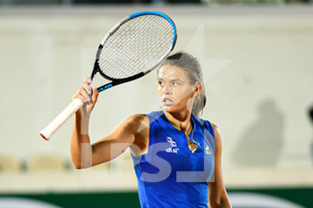 2022-05-24 - Chloe Paquet of France during the French Open, Grand Slam tennis tournament on May 24, 2022 at Roland-Garros stadium in Paris, France - ROLAND-GARROS 2022, FRENCH OPEN 2022, GRAND SLAM TENNIS TOURNAMENT - INTERNATIONALS - TENNIS