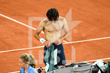 2022-05-24 - Lorenzo Musetti of Italy shirtless (bare-chested, naked torso) during the French Open, Grand Slam tennis tournament on May 24, 2022 at Roland-Garros stadium in Paris, France - ROLAND-GARROS 2022, FRENCH OPEN 2022, GRAND SLAM TENNIS TOURNAMENT - INTERNATIONALS - TENNIS