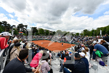 2022-05-25 - General view (illustration, atmosphere with the crowd (audience, public, spectators) on the court 14 during the French Open, Grand Slam tennis tournament on May 24, 2022 at Roland-Garros stadium in Paris, France - ROLAND-GARROS 2022, FRENCH OPEN 2022, GRAND SLAM TENNIS TOURNAMENT - INTERNATIONALS - TENNIS