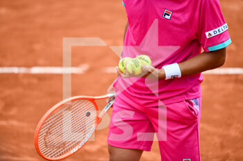 2022-05-25 - Illustration picture shows the body of a player about to serve with his racket (Head) and balls in his hands during the French Open, Grand Slam tennis tournament on May 24, 2022 at Roland-Garros stadium in Paris, France - ROLAND-GARROS 2022, FRENCH OPEN 2022, GRAND SLAM TENNIS TOURNAMENT - INTERNATIONALS - TENNIS