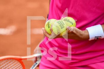 2022-05-25 - Illustration picture shows the body of a player about to serve with his racket (Head) and balls in his hands during the French Open, Grand Slam tennis tournament on May 24, 2022 at Roland-Garros stadium in Paris, France - ROLAND-GARROS 2022, FRENCH OPEN 2022, GRAND SLAM TENNIS TOURNAMENT - INTERNATIONALS - TENNIS