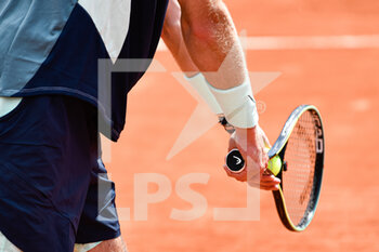 2022-05-25 - Illustration picture shows the body of a player about to serve with his racket (Head) in his hand during the French Open, Grand Slam tennis tournament on May 24, 2022 at Roland-Garros stadium in Paris, France - ROLAND-GARROS 2022, FRENCH OPEN 2022, GRAND SLAM TENNIS TOURNAMENT - INTERNATIONALS - TENNIS