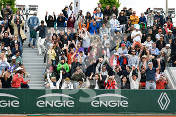 2022-05-25 - General view (illustration, atmosphere with the crowd (audience, public, spectators) of the court 14 making an "ola" during the French Open, Grand Slam tennis tournament on May 24, 2022 at Roland-Garros stadium in Paris, France - ROLAND-GARROS 2022, FRENCH OPEN 2022, GRAND SLAM TENNIS TOURNAMENT - INTERNATIONALS - TENNIS