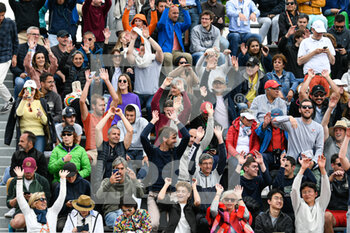 2022-05-25 - General view (illustration, atmosphere with the crowd (audience, public, spectators) of the court 14 making an "ola" during the French Open, Grand Slam tennis tournament on May 24, 2022 at Roland-Garros stadium in Paris, France - ROLAND-GARROS 2022, FRENCH OPEN 2022, GRAND SLAM TENNIS TOURNAMENT - INTERNATIONALS - TENNIS