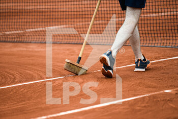 2022-05-25 - The broom (illustration) is passed to clean the white lines of the clay court during the French Open, Grand Slam tennis tournament on May 24, 2022 at Roland-Garros stadium in Paris, France - ROLAND-GARROS 2022, FRENCH OPEN 2022, GRAND SLAM TENNIS TOURNAMENT - INTERNATIONALS - TENNIS
