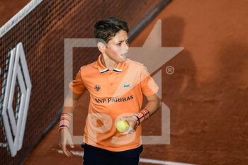 2022-05-25 - Illustration picture shows a ball kid (boy) during the French Open, Grand Slam tennis tournament on May 24, 2022 at Roland-Garros stadium in Paris, France - ROLAND-GARROS 2022, FRENCH OPEN 2022, GRAND SLAM TENNIS TOURNAMENT - INTERNATIONALS - TENNIS