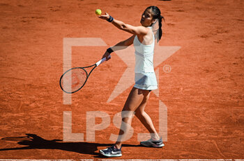 2022-05-25 - Emma RADUCANU of Great Britain during the Day four of Roland-Garros 2022, French Open 2022, Grand Slam tennis tournament on May 25, 2022 at Roland-Garros stadium in Paris, France - ROLAND-GARROS 2022, FRENCH OPEN 2022, GRAND SLAM TENNIS TOURNAMENT - INTERNATIONALS - TENNIS