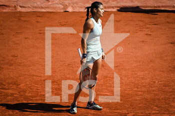 2022-05-25 - Emma RADUCANU of Great Britain looks dejected during the Day four of Roland-Garros 2022, French Open 2022, Grand Slam tennis tournament on May 25, 2022 at Roland-Garros stadium in Paris, France - ROLAND-GARROS 2022, FRENCH OPEN 2022, GRAND SLAM TENNIS TOURNAMENT - INTERNATIONALS - TENNIS