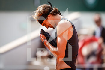 2022-05-25 - Alexander ZVEREV of Germany looks dejected during the Day four of Roland-Garros 2022, French Open 2022, Grand Slam tennis tournament on May 25, 2022 at Roland-Garros stadium in Paris, France - ROLAND-GARROS 2022, FRENCH OPEN 2022, GRAND SLAM TENNIS TOURNAMENT - INTERNATIONALS - TENNIS