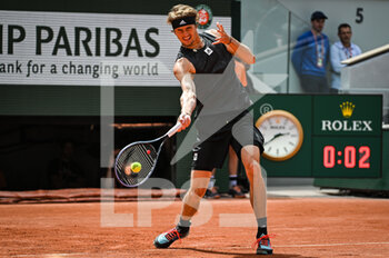 2022-05-25 - Alexander ZVEREV of Germany during the Day four of Roland-Garros 2022, French Open 2022, Grand Slam tennis tournament on May 25, 2022 at Roland-Garros stadium in Paris, France - ROLAND-GARROS 2022, FRENCH OPEN 2022, GRAND SLAM TENNIS TOURNAMENT - INTERNATIONALS - TENNIS