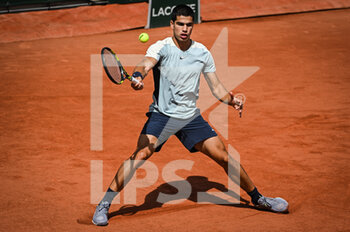 2022-05-25 - Carlos ALCARAZ of Spain during the Day four of Roland-Garros 2022, French Open 2022, Grand Slam tennis tournament on May 25, 2022 at Roland-Garros stadium in Paris, France - ROLAND-GARROS 2022, FRENCH OPEN 2022, GRAND SLAM TENNIS TOURNAMENT - INTERNATIONALS - TENNIS