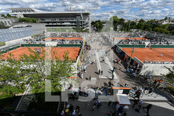 2022-05-25 - General top view (illustration, atmosphere) with clay courts (annexed, outside courts) during the French Open, Grand Slam tennis tournament on May 25, 2022 at Roland-Garros stadium in Paris, France - ROLAND-GARROS 2022, FRENCH OPEN 2022, GRAND SLAM TENNIS TOURNAMENT - INTERNATIONALS - TENNIS