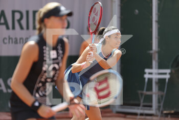 2022-05-25 - Kristina Mladenovic (left), Caroline Garcia of France during day 4 of the French Open 2022, a tennis Grand Slam tournament on May 25, 2022 at Roland-Garros stadium in Paris, France - ROLAND-GARROS 2022, FRENCH OPEN 2022, GRAND SLAM TENNIS TOURNAMENT - INTERNATIONALS - TENNIS