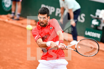 2022-05-25 - Novak Djokovic of Serbia hits a backhand during the French Open, Grand Slam tennis tournament on May 25, 2022 at Roland-Garros stadium in Paris, France - ROLAND-GARROS 2022, FRENCH OPEN 2022, GRAND SLAM TENNIS TOURNAMENT - INTERNATIONALS - TENNIS