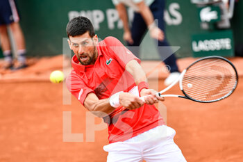 2022-05-25 - Novak Djokovic of Serbia hits a backhand during the French Open, Grand Slam tennis tournament on May 25, 2022 at Roland-Garros stadium in Paris, France - ROLAND-GARROS 2022, FRENCH OPEN 2022, GRAND SLAM TENNIS TOURNAMENT - INTERNATIONALS - TENNIS