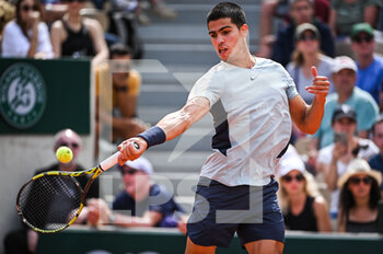 2022-05-25 - Carlos ALCARAZ of Spain during the Day four of Roland-Garros 2022, French Open 2022, Grand Slam tennis tournament on May 25, 2022 at Roland-Garros stadium in Paris, France - ROLAND-GARROS 2022, FRENCH OPEN 2022, GRAND SLAM TENNIS TOURNAMENT - INTERNATIONALS - TENNIS