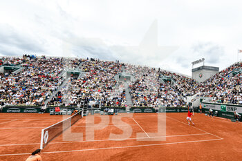 2022-05-25 - General top view (overview illustration, atmosphere with the crowd, audience, public) of the Suzanne Lenglen clay court with Novak Djokovic playing agianst Alex Molcan during the French Open, Grand Slam tennis tournament on May 25, 2022 at Roland-Garros stadium in Paris, France - ROLAND-GARROS 2022, FRENCH OPEN 2022, GRAND SLAM TENNIS TOURNAMENT - INTERNATIONALS - TENNIS