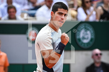 2022-05-25 - Carlos ALCARAZ of Spain celebrates his point during the Day four of Roland-Garros 2022, French Open 2022, Grand Slam tennis tournament on May 25, 2022 at Roland-Garros stadium in Paris, France - ROLAND-GARROS 2022, FRENCH OPEN 2022, GRAND SLAM TENNIS TOURNAMENT - INTERNATIONALS - TENNIS