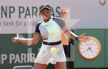 2022-05-25 - Sloane Stephens of USA during day 4 of the French Open 2022, a tennis Grand Slam tournament on May 25, 2022 at Roland-Garros stadium in Paris, France - ROLAND-GARROS 2022, FRENCH OPEN 2022, GRAND SLAM TENNIS TOURNAMENT - INTERNATIONALS - TENNIS