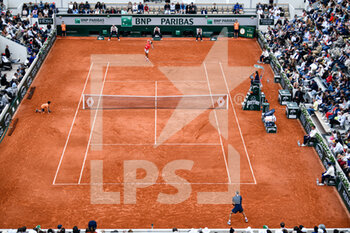2022-05-25 - General top view (overview illustration, atmosphere with the crowd, audience, public) of the Suzanne Lenglen clay court with Novak Djokovic playing agianst Alex Molcan during the French Open, Grand Slam tennis tournament on May 25, 2022 at Roland-Garros stadium in Paris, France - ROLAND-GARROS 2022, FRENCH OPEN 2022, GRAND SLAM TENNIS TOURNAMENT - INTERNATIONALS - TENNIS