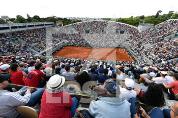 2022-05-25 - General top view (overview illustration, atmosphere with the crowd, audience, public) of the Suzanne Lenglen clay court with Novak Djokovic playing agianst Alex Molchan during the French Open (Roland-Garros) 2022, Grand Slam tennis tournament on May 25, 2022 at Roland-Garros stadium in Paris, France - ROLAND-GARROS 2022, FRENCH OPEN 2022, GRAND SLAM TENNIS TOURNAMENT - INTERNATIONALS - TENNIS