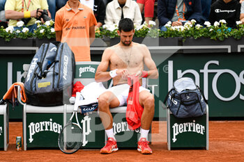 2022-05-25 - Novak Djokovic of Serbia shirtless (bare-chested) during the French Open (Roland-Garros) 2022, Grand Slam tennis tournament on May 25, 2022 at Roland-Garros stadium in Paris, France - ROLAND-GARROS 2022, FRENCH OPEN 2022, GRAND SLAM TENNIS TOURNAMENT - INTERNATIONALS - TENNIS