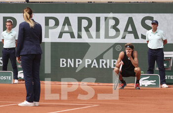 2022-05-25 - Alexander Zverev of Germany argues with the chair umpire during day 4 of the French Open 2022, a tennis Grand Slam tournament on May 25, 2022 at Roland-Garros stadium in Paris, France - ROLAND-GARROS 2022, FRENCH OPEN 2022, GRAND SLAM TENNIS TOURNAMENT - INTERNATIONALS - TENNIS