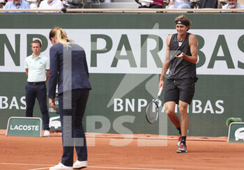 2022-05-25 - Alexander Zverev of Germany argues with the chair umpire during day 4 of the French Open 2022, a tennis Grand Slam tournament on May 25, 2022 at Roland-Garros stadium in Paris, France - ROLAND-GARROS 2022, FRENCH OPEN 2022, GRAND SLAM TENNIS TOURNAMENT - INTERNATIONALS - TENNIS