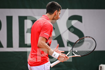 2022-05-25 - Novak DJOKOVIC of Serbia looks dejected during the Day four of Roland-Garros 2022, French Open 2022, Grand Slam tennis tournament on May 25, 2022 at Roland-Garros stadium in Paris, France - ROLAND-GARROS 2022, FRENCH OPEN 2022, GRAND SLAM TENNIS TOURNAMENT - INTERNATIONALS - TENNIS