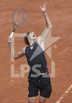 2022-05-25 - Alexander Zverev of Germany during day 4 of the French Open 2022, a tennis Grand Slam tournament on May 25, 2022 at Roland-Garros stadium in Paris, France - ROLAND-GARROS 2022, FRENCH OPEN 2022, GRAND SLAM TENNIS TOURNAMENT - INTERNATIONALS - TENNIS