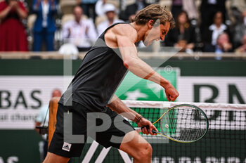 2022-05-25 - Alexander ZVEREV of Germany celebrates his victory during the Day four of Roland-Garros 2022, French Open 2022, Grand Slam tennis tournament on May 25, 2022 at Roland-Garros stadium in Paris, France - ROLAND-GARROS 2022, FRENCH OPEN 2022, GRAND SLAM TENNIS TOURNAMENT - INTERNATIONALS - TENNIS
