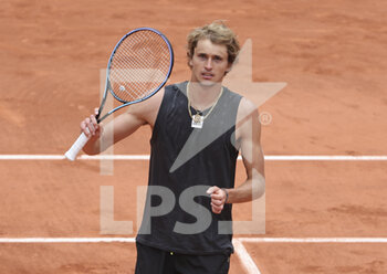 2022-05-25 - Alexander Zverev of Germany celebrates his first round victory during day 4 of the French Open 2022, a tennis Grand Slam tournament on May 25, 2022 at Roland-Garros stadium in Paris, France - ROLAND-GARROS 2022, FRENCH OPEN 2022, GRAND SLAM TENNIS TOURNAMENT - INTERNATIONALS - TENNIS