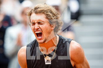 2022-05-25 - Alexander ZVEREV of Germany celebrates his victory during the Day four of Roland-Garros 2022, French Open 2022, Grand Slam tennis tournament on May 25, 2022 at Roland-Garros stadium in Paris, France - ROLAND-GARROS 2022, FRENCH OPEN 2022, GRAND SLAM TENNIS TOURNAMENT - INTERNATIONALS - TENNIS