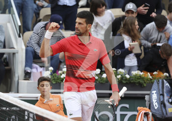 2022-05-25 - Novak Djokovic of Serbia celebrates his victory during day 4 of the French Open 2022, a tennis Grand Slam tournament on May 25, 2022 at Roland-Garros stadium in Paris, France - ROLAND-GARROS 2022, FRENCH OPEN 2022, GRAND SLAM TENNIS TOURNAMENT - INTERNATIONALS - TENNIS