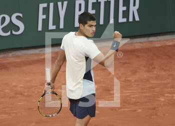 2022-05-25 - Carlos Alcaraz of Spain during day 4 of the French Open 2022, a tennis Grand Slam tournament on May 25, 2022 at Roland-Garros stadium in Paris, France - ROLAND-GARROS 2022, FRENCH OPEN 2022, GRAND SLAM TENNIS TOURNAMENT - INTERNATIONALS - TENNIS