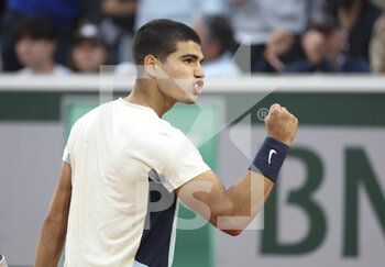 2022-05-25 - Carlos Alcaraz of Spain during day 4 of the French Open 2022, a tennis Grand Slam tournament on May 25, 2022 at Roland-Garros stadium in Paris, France - ROLAND-GARROS 2022, FRENCH OPEN 2022, GRAND SLAM TENNIS TOURNAMENT - INTERNATIONALS - TENNIS