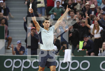 2022-05-25 - Carlos Alcaraz of Spain celebrates his victory during day 4 of the French Open 2022, a tennis Grand Slam tournament on May 25, 2022 at Roland-Garros stadium in Paris, France - ROLAND-GARROS 2022, FRENCH OPEN 2022, GRAND SLAM TENNIS TOURNAMENT - INTERNATIONALS - TENNIS