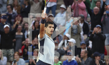 2022-05-25 - Carlos Alcaraz of Spain celebrates his victory during day 4 of the French Open 2022, a tennis Grand Slam tournament on May 25, 2022 at Roland-Garros stadium in Paris, France - ROLAND-GARROS 2022, FRENCH OPEN 2022, GRAND SLAM TENNIS TOURNAMENT - INTERNATIONALS - TENNIS