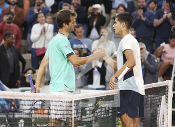 2022-05-25 - Carlos Alcaraz of Spain shakes hands with Albert Ramos-Vinolas of Spain (left) after his victory during day 4 of the French Open 2022, a tennis Grand Slam tournament on May 25, 2022 at Roland-Garros stadium in Paris, France - ROLAND-GARROS 2022, FRENCH OPEN 2022, GRAND SLAM TENNIS TOURNAMENT - INTERNATIONALS - TENNIS